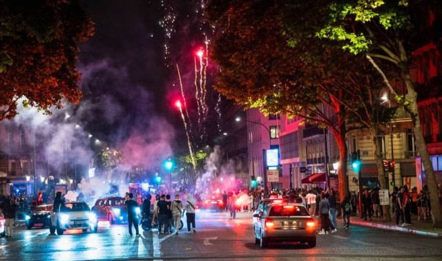 巴黎圣日耳曼首夺欧冠引爆狂欢，导致两人死亡数百人被捕