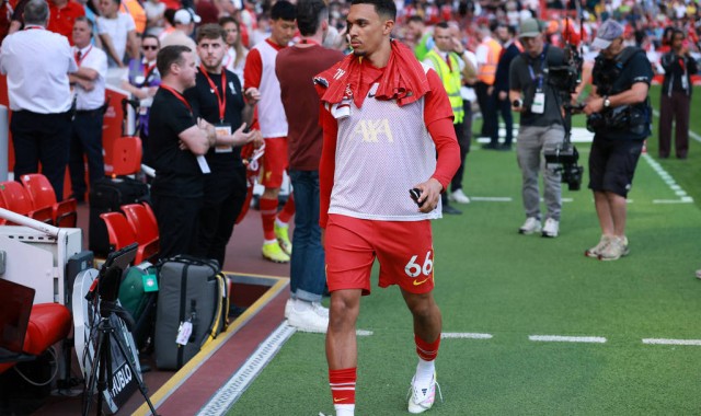 泪别安菲尔德！利物浦太子阿诺德遭嘘，新帅斯洛特恳求：给他应有的掌声！