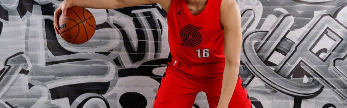 被选中前还在吃炸鸡！杨瀚森式幽默逗笑美女主持人