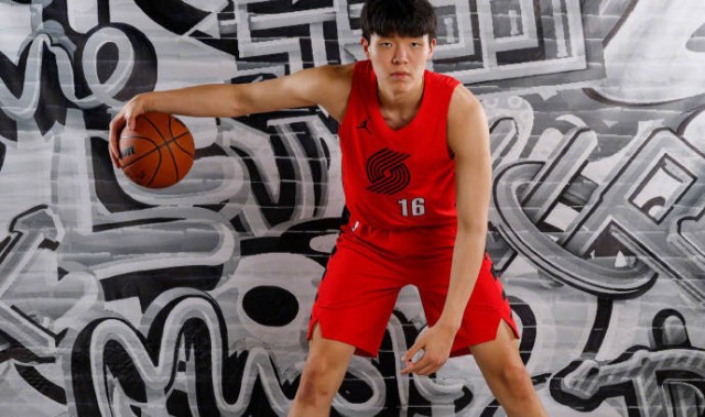 被选中前还在吃炸鸡！杨瀚森式幽默逗笑美女主持人