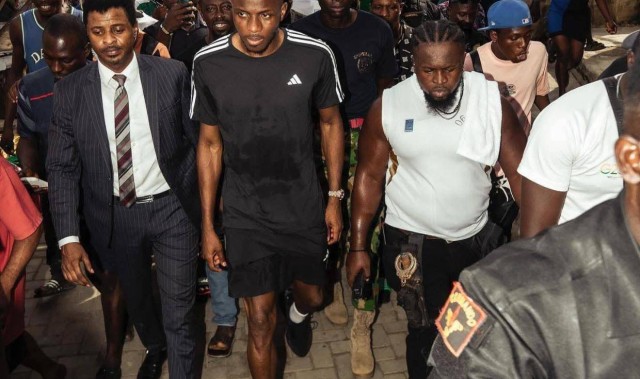 曼联想等奥斯梅恩同意降薪加盟！无意免费签法甲神锋，真实原因揭秘