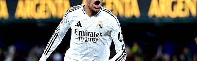 巴黎首夺欧冠，姆巴佩成背景板，登贝莱逆袭引争议