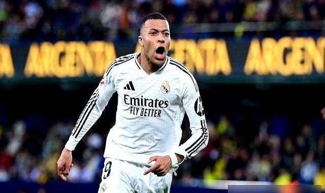 巴黎首夺欧冠，姆巴佩成背景板，登贝莱逆袭引争议