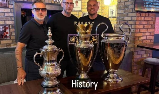 不看名字你认得出吗？3位曼联名宿合影，左边这位球迷惊呼没认出