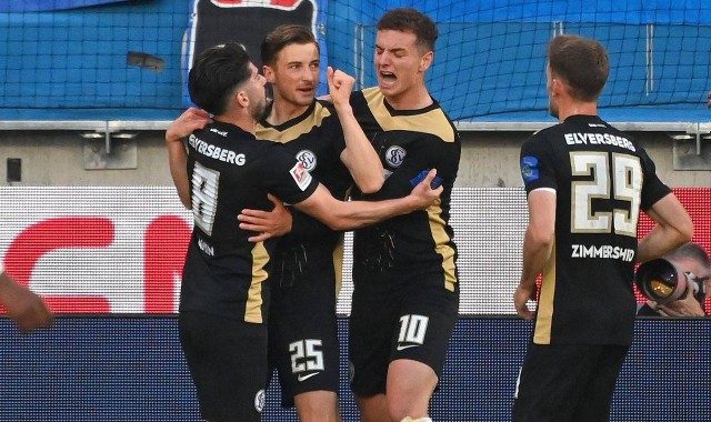 德乙升级附加赛！2-2，3分钟连扳2球，德甲第16逼平德乙第3