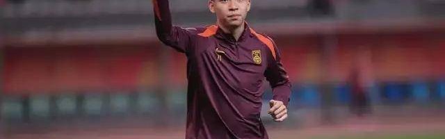 18岁国足天才遭德甲双雄哄抢！门兴球探已下手，狼堡急得直跺脚