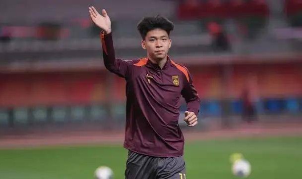 18岁国足天才遭德甲双雄哄抢！门兴球探已下手，狼堡急得直跺脚