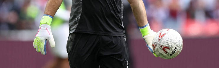 马丁内斯疯了？赛季末战惊天红牌！告别维拉的“投名状”竟是飞铲曼联新星？