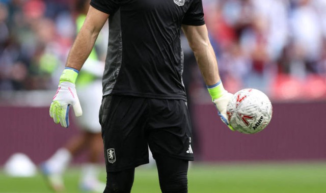 马丁内斯疯了？赛季末战惊天红牌！告别维拉的“投名状”竟是飞铲曼联新星？